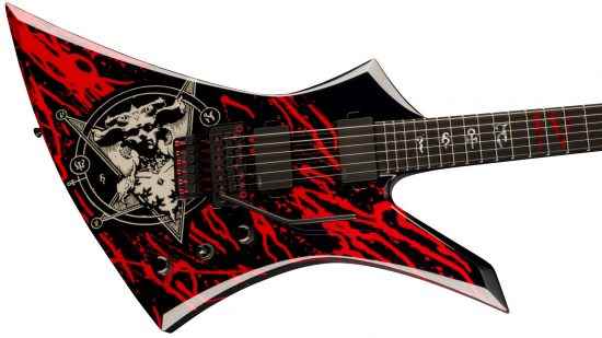 Diablo 4 gitarı - Lilith engramı ve gövdesine elle boyanmış kan sıçraması olan özel bir Jackson Kelly.