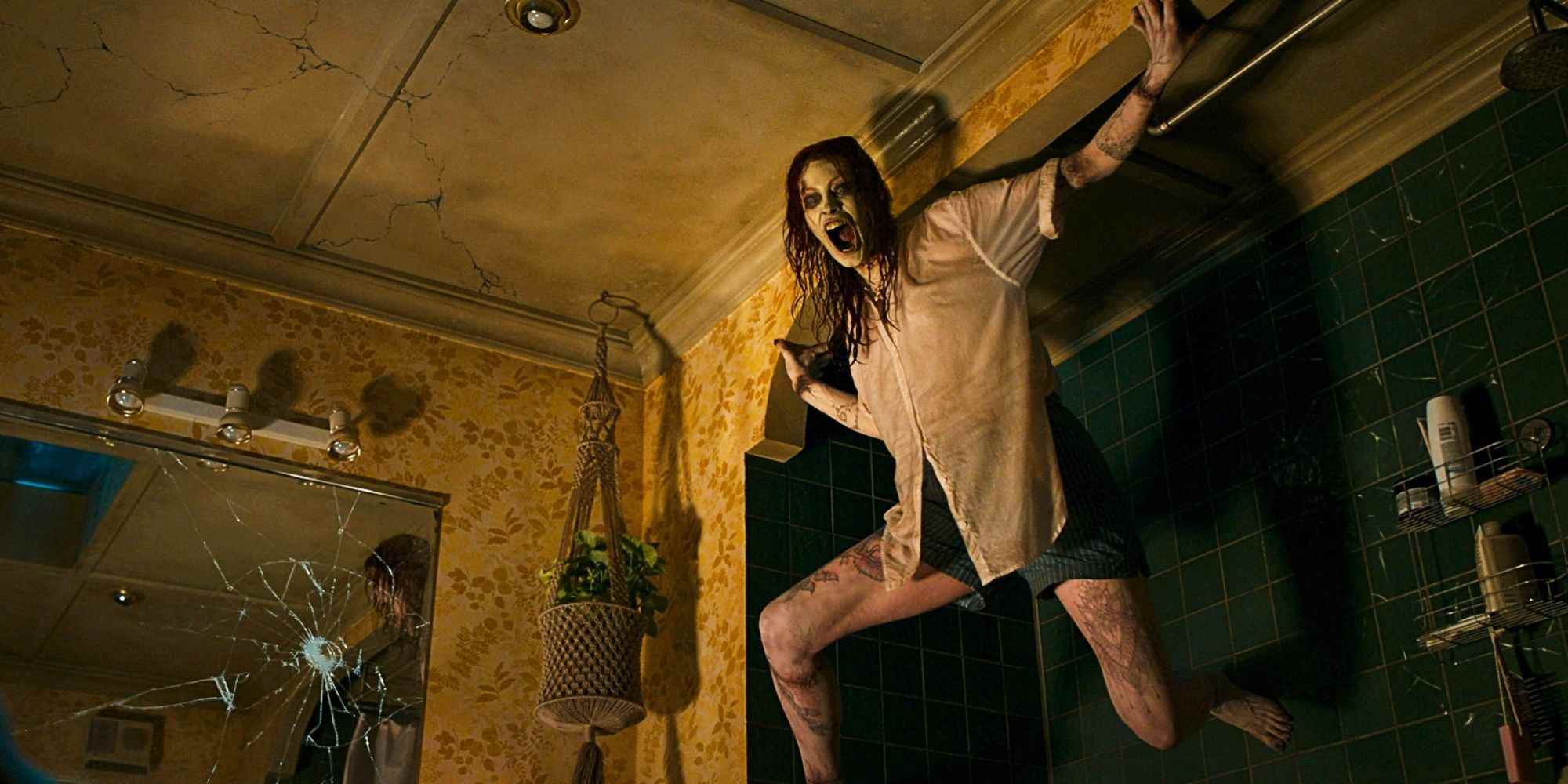 Alyssa Sutherland, Deadite Ellie rolünde Evil Dead Rise'da duvarda çığlık atıyor
