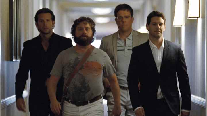 The Hangover'da dört adam koridorda yürüyor.