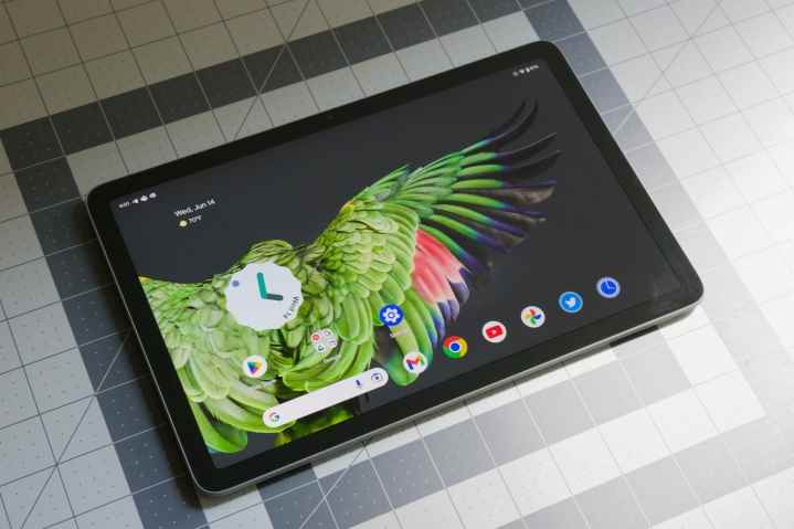 Ana Ekranı gösterilen, ekranı açık Google Pixel Tablet.