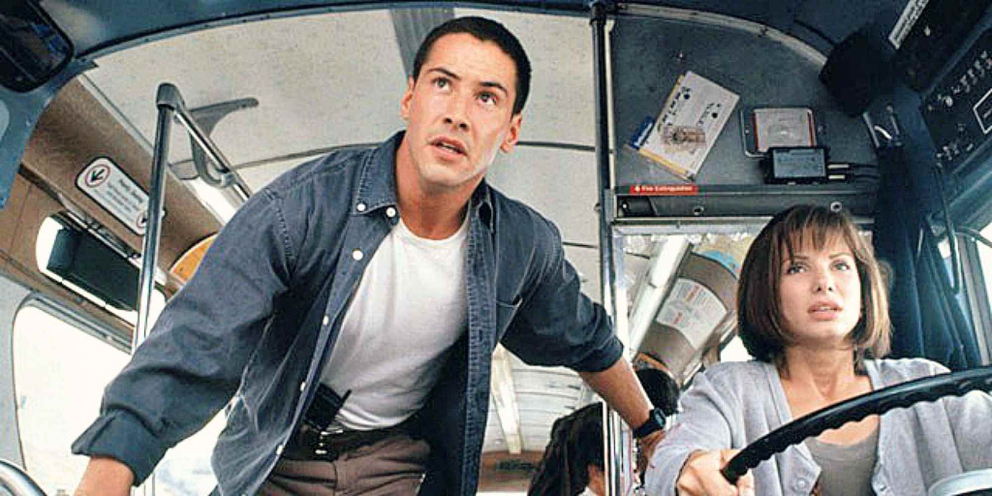 Speed ​​filminde Sandra Bullock otobüsü kullanıyor ve Keanu Reeves ona rehberlik ediyor.