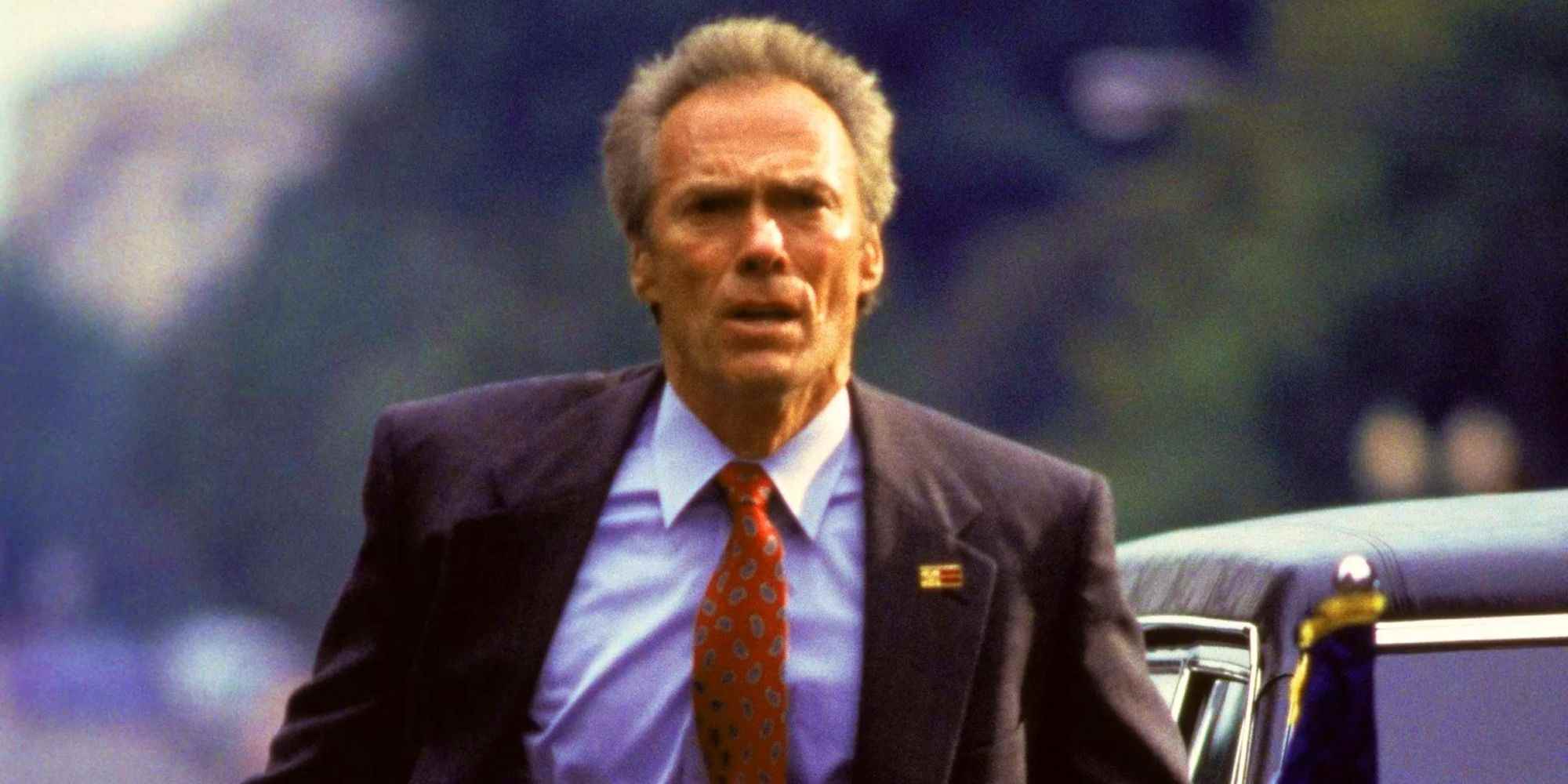 In the Line of Fire'da Clint Eastwood sokakta koşarken