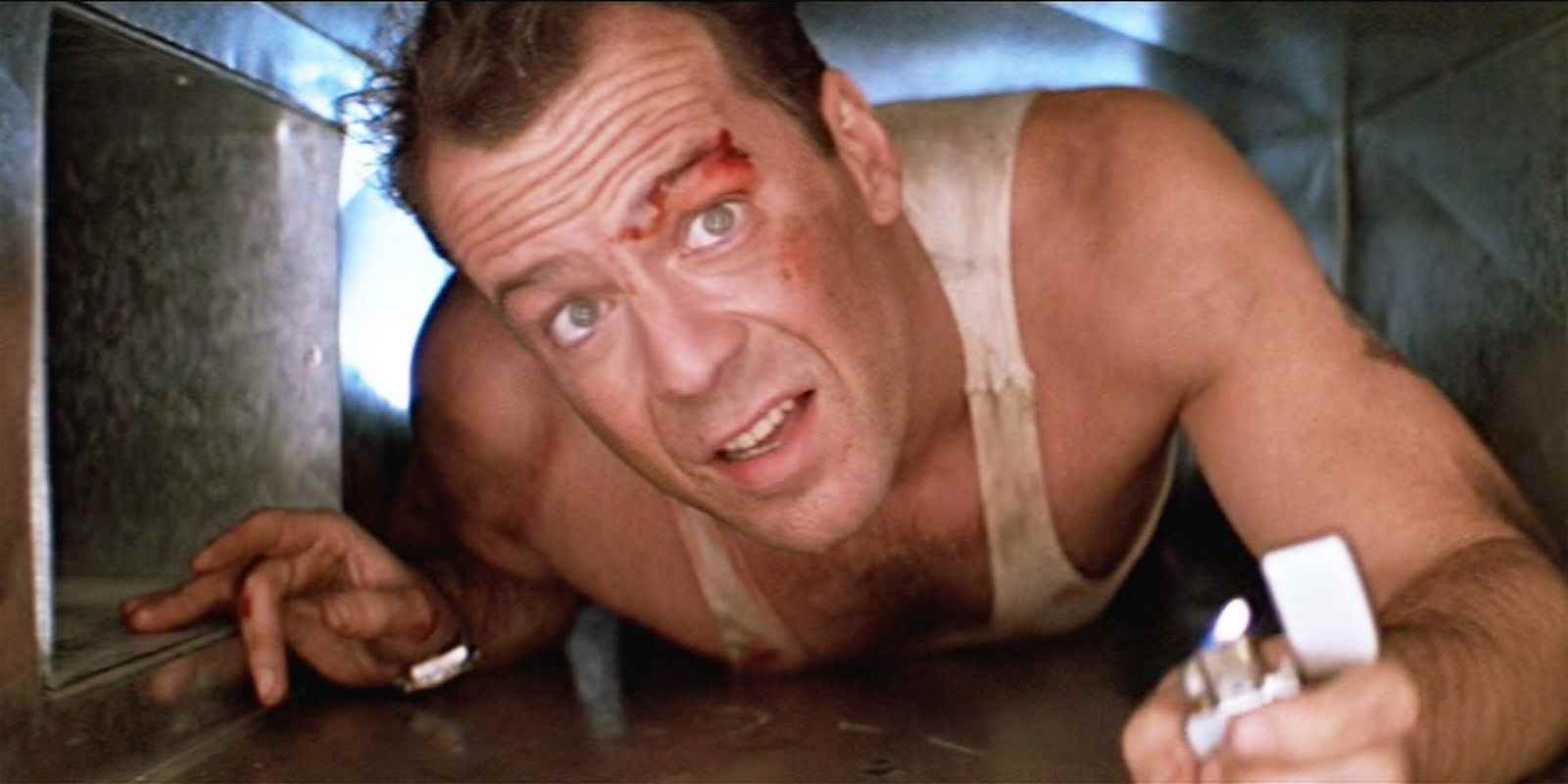 John McClane Zor Ölüm'de bir havalandırma deliğinden sürünerek geçiyor