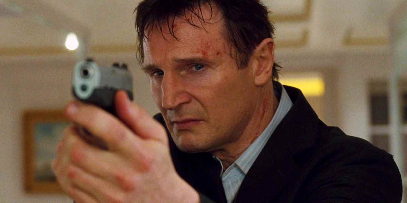 Liam Neeson Taken'da silah doğrultuyor.