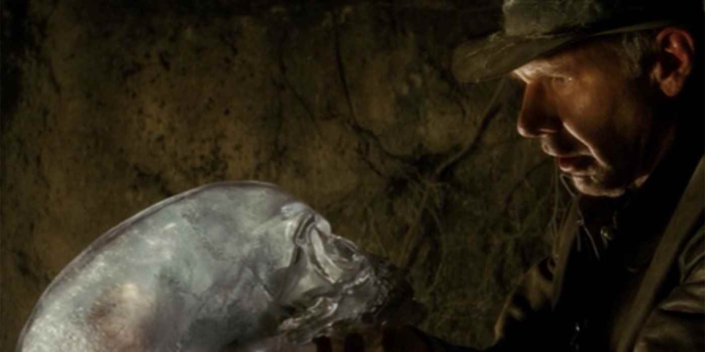 Indy, Indiana Jones and the Kingdom of the Crystal Skull'da bir uzaylı kafatası buluyor