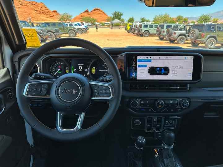 2024 Jeep Wrangler 4xe gösterge paneli.