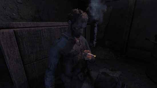Birinci Dünya Savaşı dönemi askeri, karanlık bir siperde başı öne eğik sigara içiyor