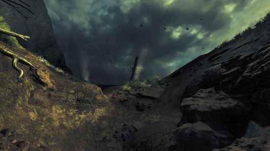 Uzakta duman yükselen bir Birinci Dünya Savaşı savaş bölgesinin görünümü