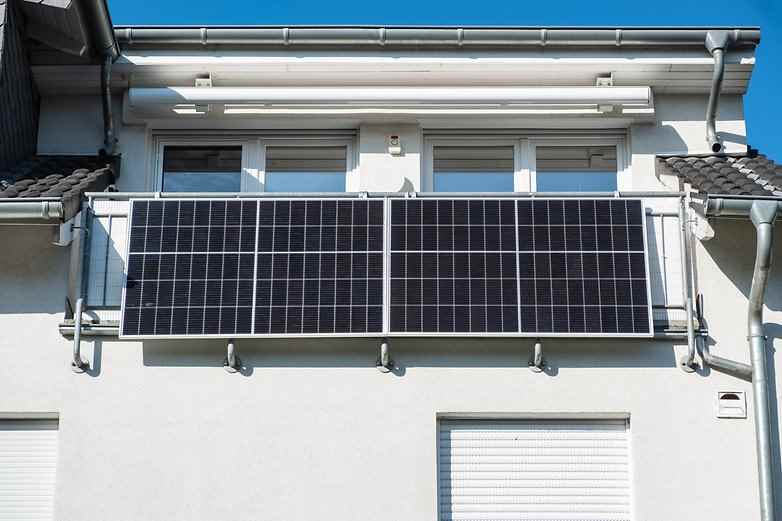 Balkonda bir balkon santralinin güneş panelleri