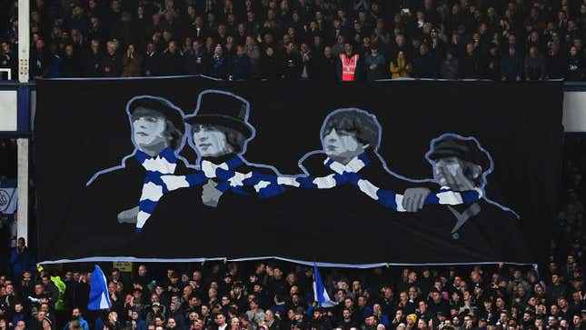 Bir futbol maçındaki Beatles pankartının fotoğrafı.