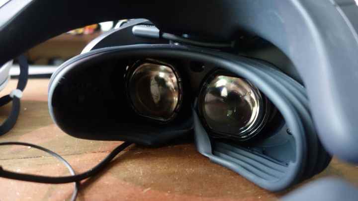 PlayStation VR2 lenslerinin yakından görünümü.