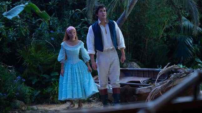 Disney'in canlı aksiyon filmi The Little Mermaid'de Ariel rolünde Halle Bailey ve Prens Eric rolünde Jonah Hauer-King.