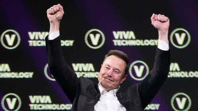 Elon Musk kutluyor.