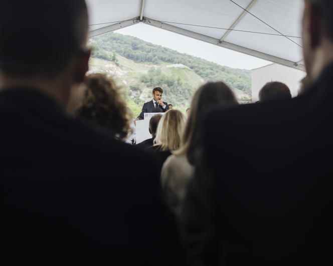 Cumhurbaşkanı Emmanuel Macron, 13 Haziran 2023'te Champagne'de (Ardèche) bir ilaç laboratuvarı olan Aguettant tesislerinde yaptığı konuşmada.