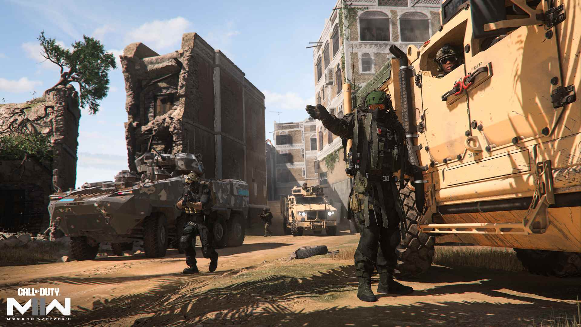 Call of Duty ekip arkadaşları, Al Mazrah'ın kumlu bir sokağında araçlarda iletişim kuruyor