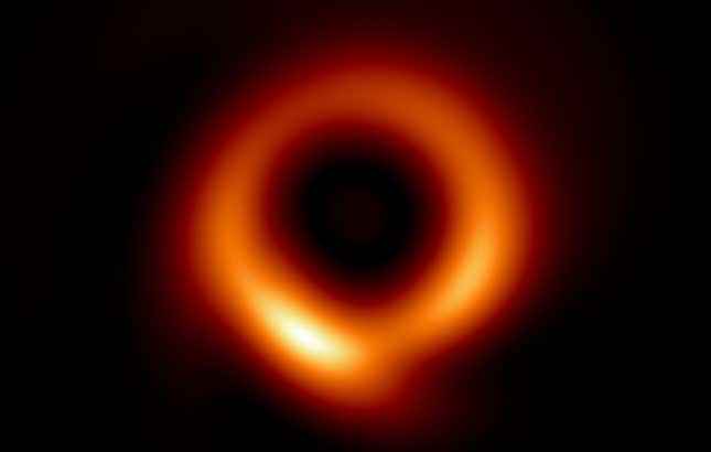 M87'nin merkezindeki süper kütleli kara deliğin yapay zeka ile geliştirilmiş görüntüsü.