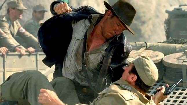 Indiana Jones bir Nazi'yi yumrukluyor.