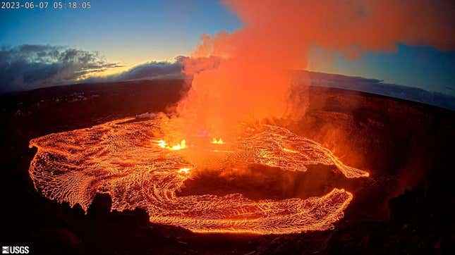 7 Haziran 2023'te patlayan Kilauea yanardağının ABD Jeoloji Araştırması tarafından sağlanan bir web kamerası görüntüsü.