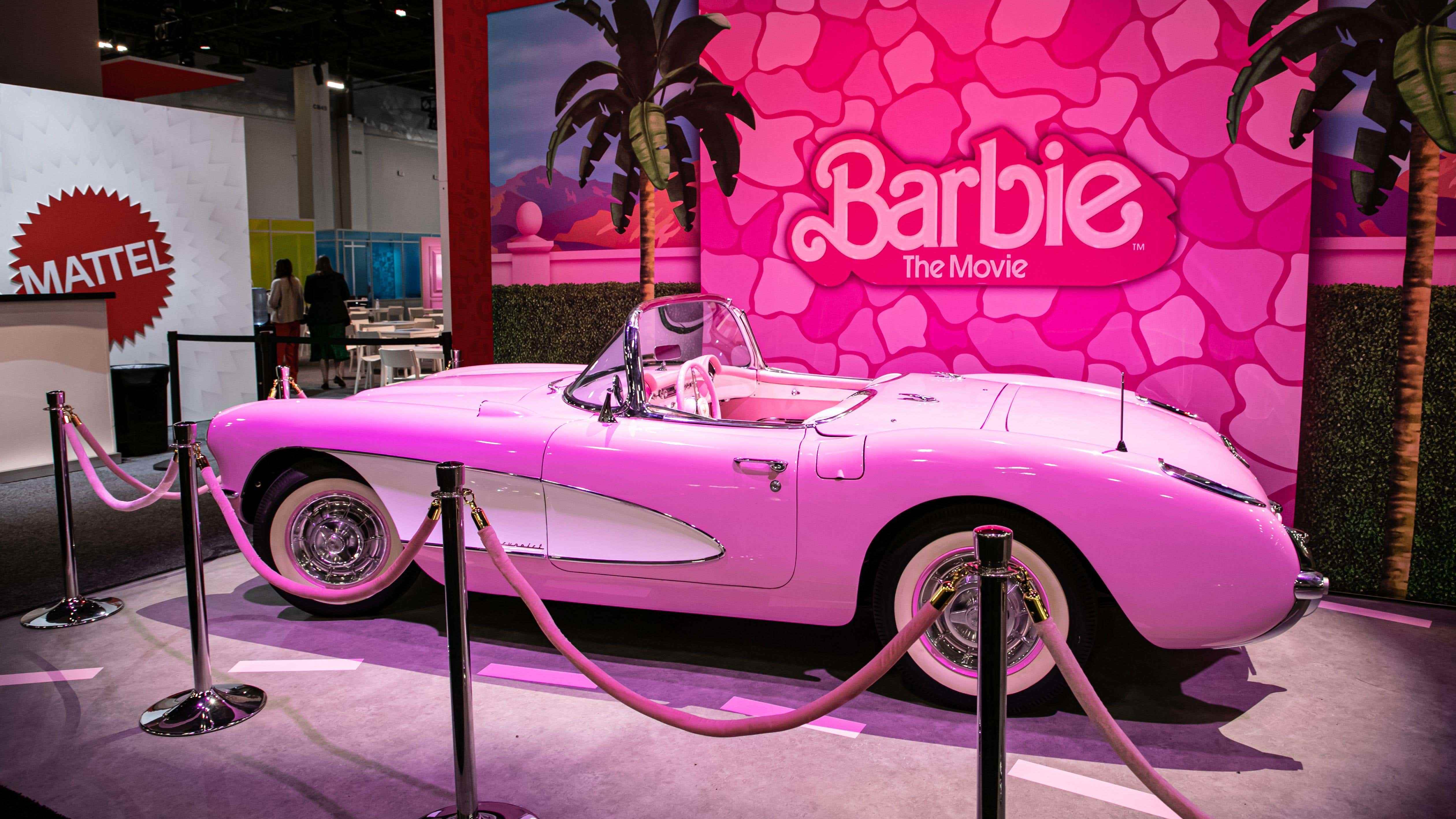 Barbie'nin insan boyutunda pembe arabası