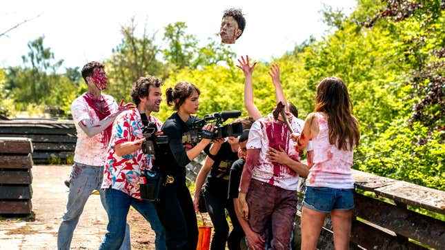 bir zombi filmi çeken insanlar.