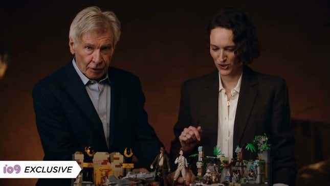 Harrison Ford ve Phoebe Waller-Bridge, Indiana Jones oyuncaklarıyla oynuyor.