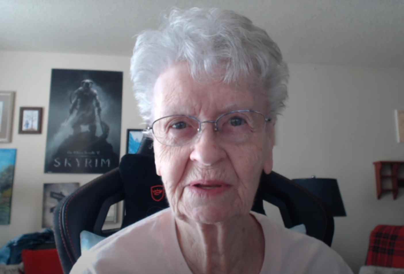 Starfield Skyrim Büyükanne: Skyrim Büyükanne olarak da bilinen bir YouTuber, Shirley Curry, kameraya konuşuyor