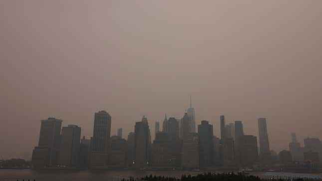Fotoğraflar: Smoky Haze'de Wildfires Battaniyesi NYC başlıklı makale için resim