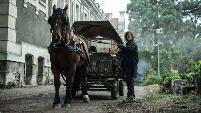 Daryl, Fransa'da bir yerlerde ıssız bir yolda bir at ve arabanın yanında duruyor.