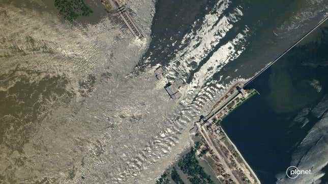 Uydu Görüntülerinin Ukrayna Barajı Çöküşünün Kapsamını Ortaya Çıkarmasından Öncesi ve Sonrası başlıklı makale için resim