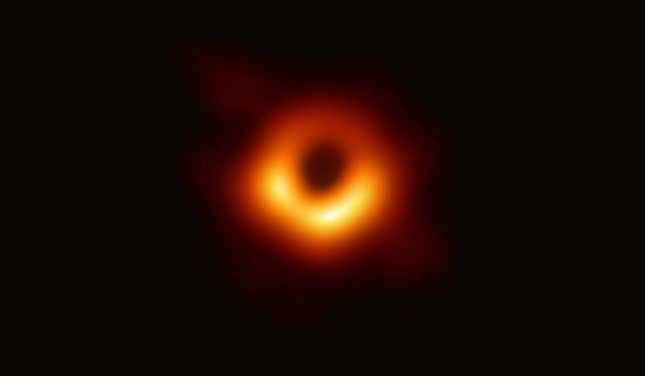 M87'nin merkezinde aşırı ısınmış malzeme ile çevrili kara deliğin bir görüntüsü.