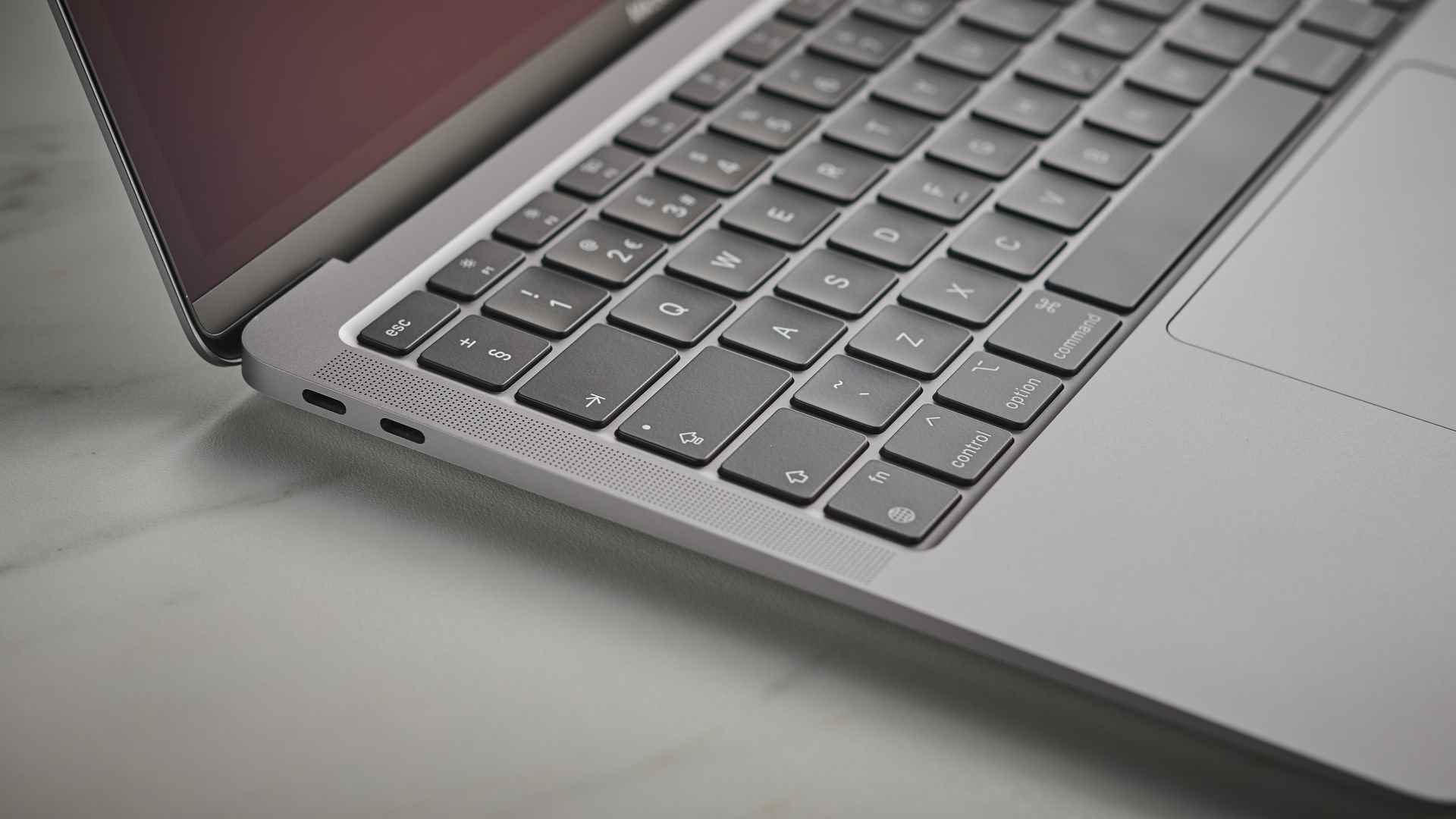 Gri bir yüzey üzerinde Apple MacBook Air (M1,2020)