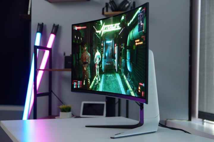 Alienware 34 QD-OLED üzerinde çalışan Cyberpunk 2077.