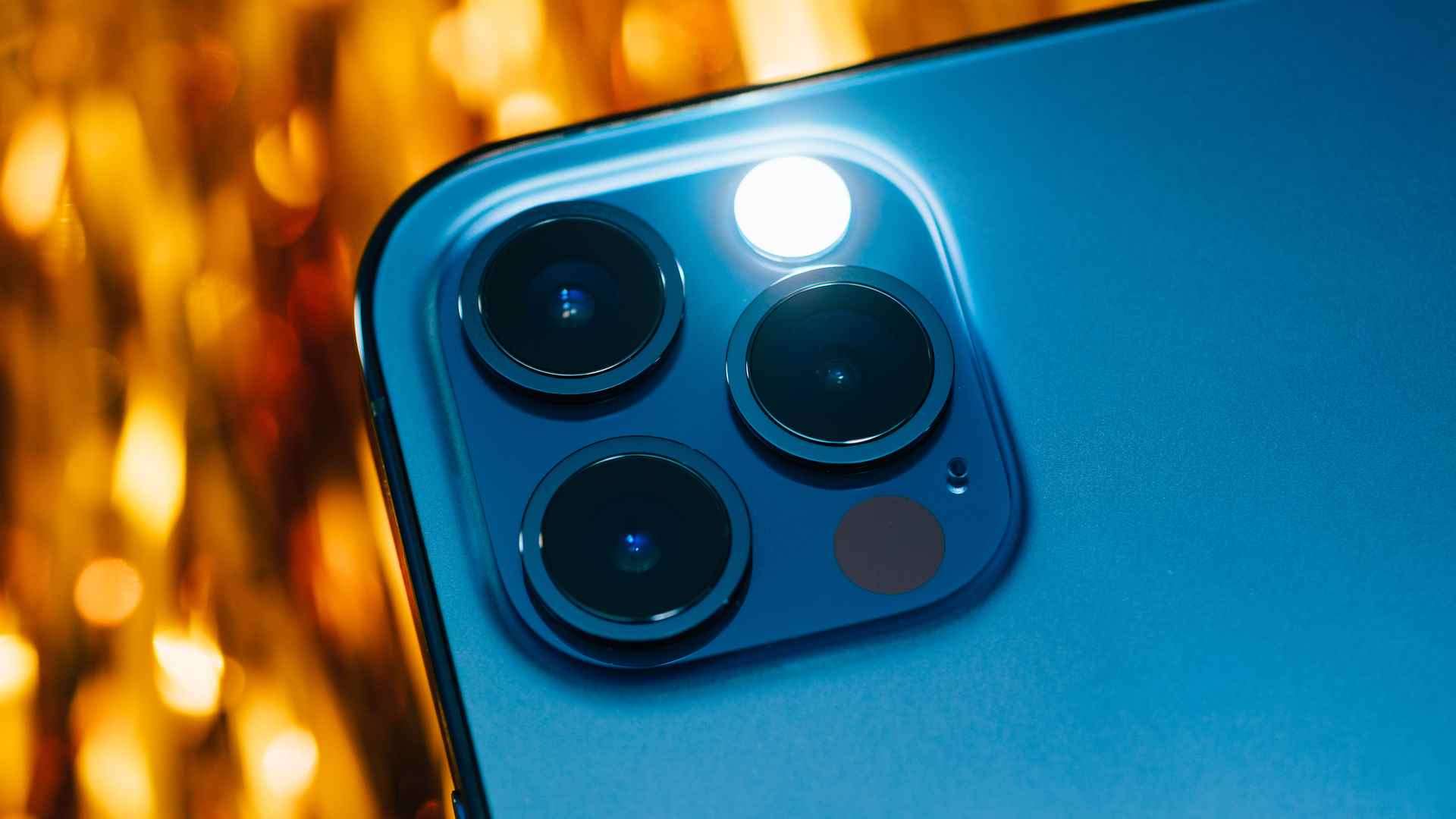LED flaş etkinleştirilmiş iPhone 13 Pro kamera dizisi