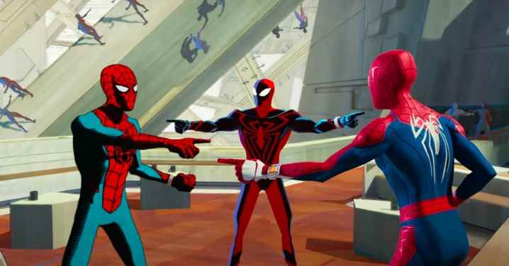 Spider-Man: Across the Spider-Verse'de üç Örümcek Adam birbirine işaret ediyor.