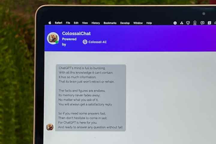 MacBook ekranında ChatGPT hakkında bir ColossalChat şiiri görünüyor.