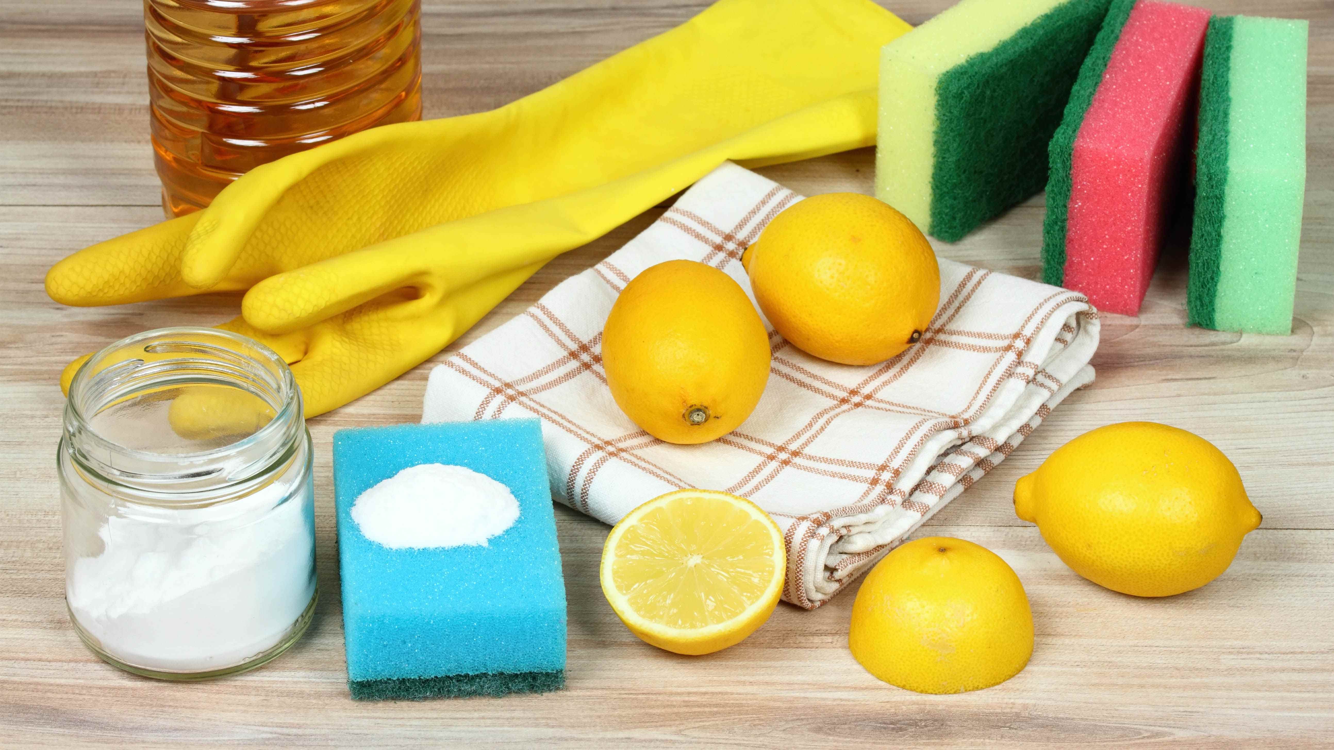 Temizlik malzemeleri ve limonlar