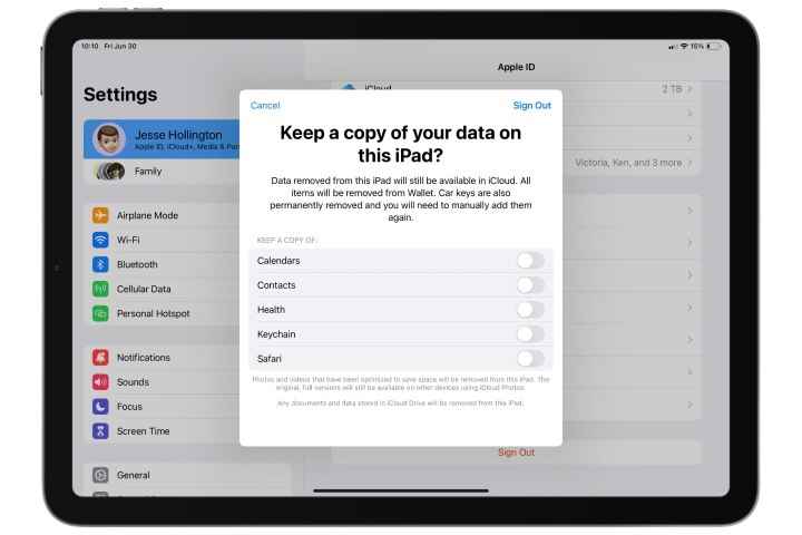 iCloud'dan çıkış yaparken verileri saklamaya yönelik ayarları gösteren iPad.