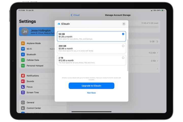 iCloud+ depolama planlarını gösteren iPad.