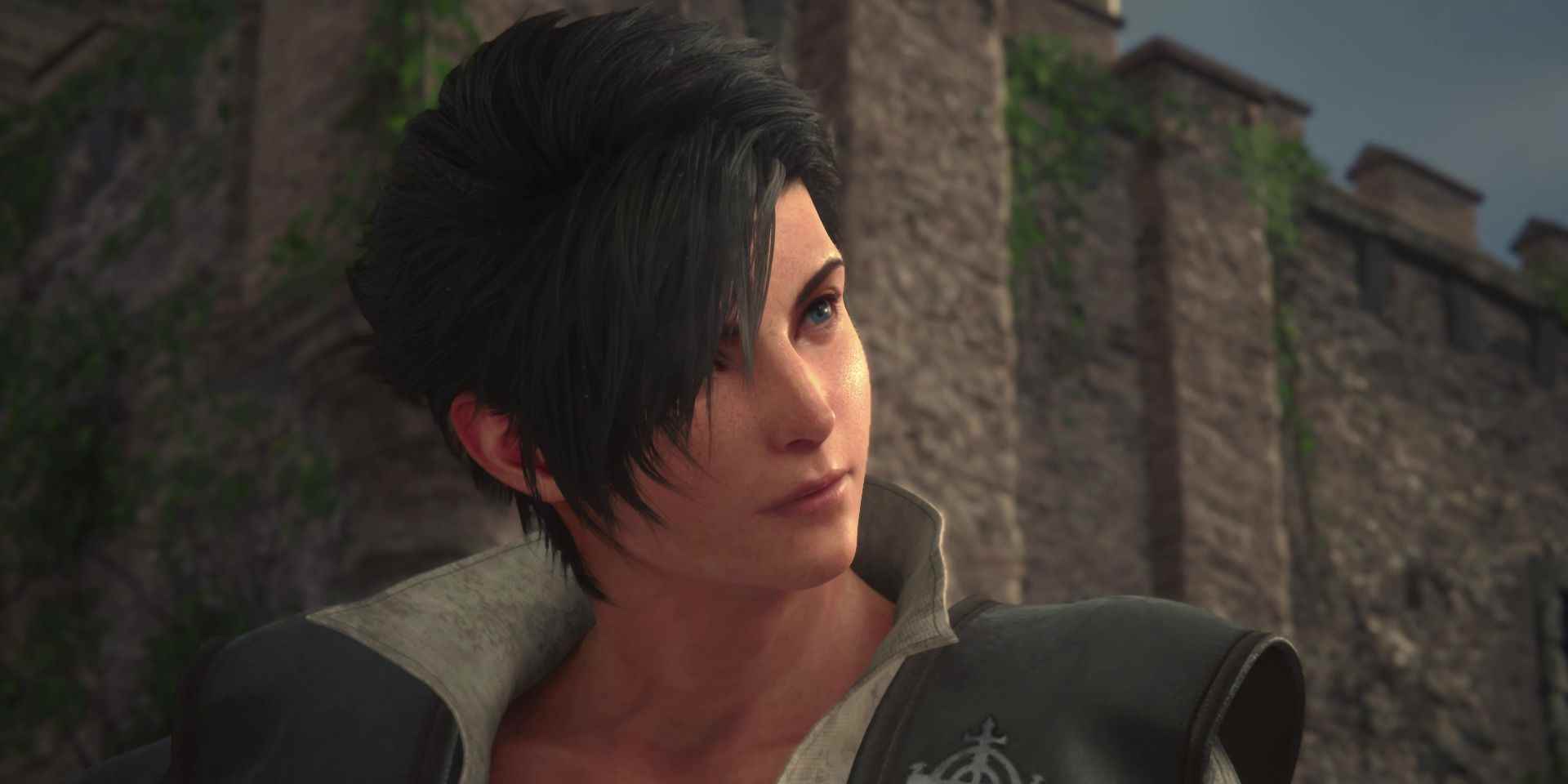 Genç Clive, Final Fantasy 16'da Rosaria'nın kale duvarları içinde, yarım bir gülümsemeyle başını iki yana sallıyor.