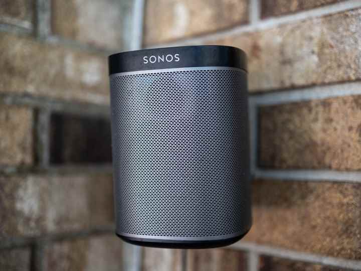 Sonos Play:1 tuğla duvara monte edilmiştir.