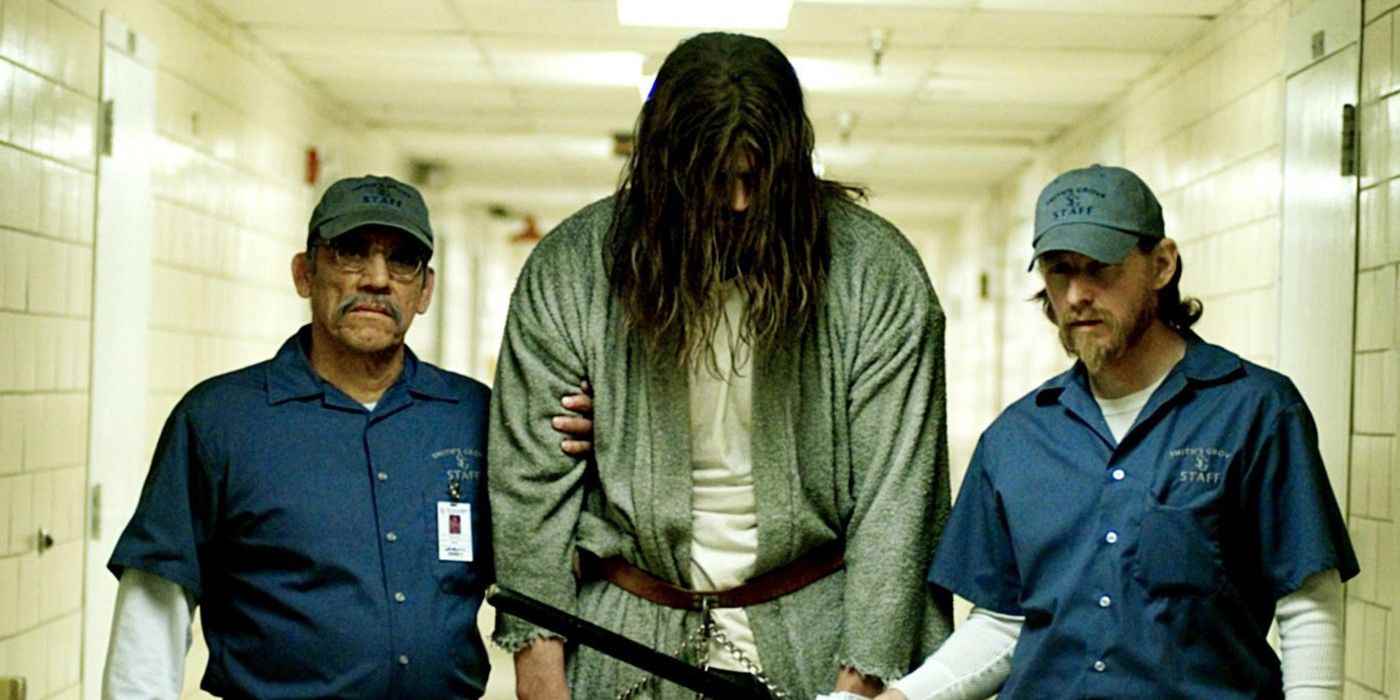 2007 Cadılar Bayramı'nda Michael Myers'a koridorda iki gardiyan eşlik ediyor