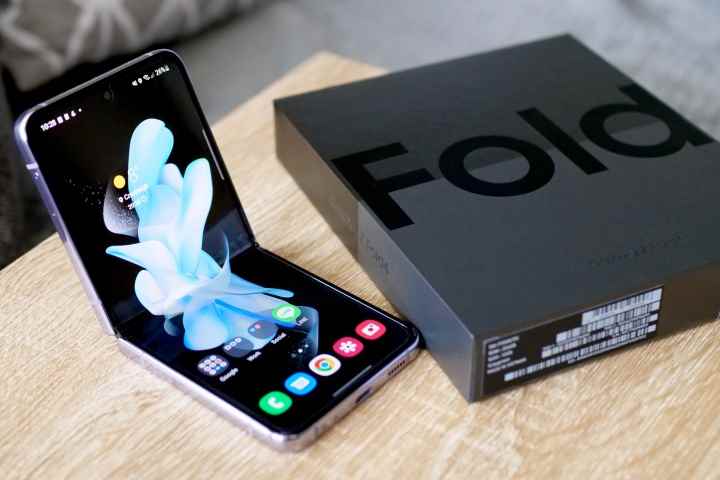 Galaxy Z Flip 4, Galaxy Z Fold 4 kutusunun yanında açılır.