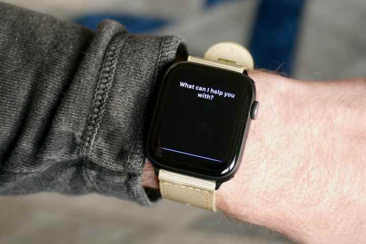 Apple Watch'ta Siri sesli komutu.
