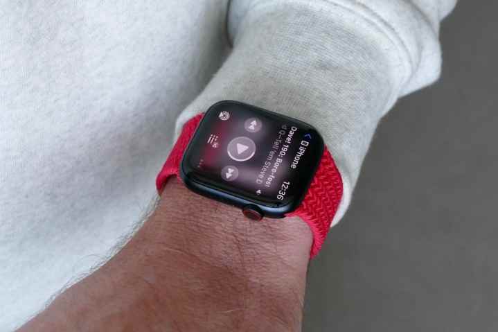 Apple Watch Series 7'deki müzik kontrolleri.