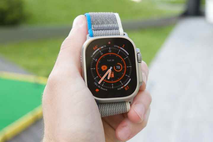 Apple Watch Ultra'yı tutan biri.