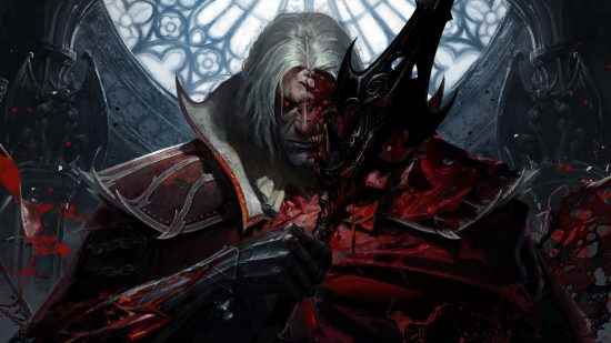 Uzun beyaz saçlı bir adam kocaman bir kılıç ve kıvrık bir bıçağı göğsünün üzerinde çaprazlıyor, sağda gerçeği yozlaşıyor ve gözleri lekeli bir adamın önünde dururken kırmızı parlıyor. 