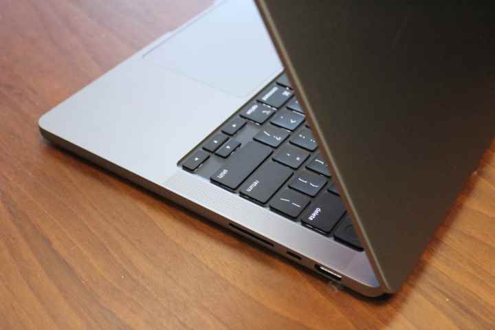 Ahşap bir yüzey üzerinde MacBook Pro 14 inç'in klavyesi.