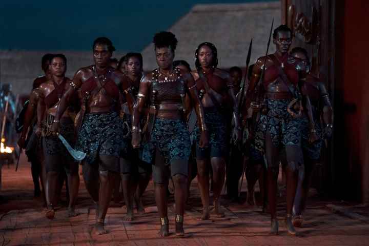 Viola Davis, The Woman King filminde bir grup kadın savaşçıya liderlik ediyor.