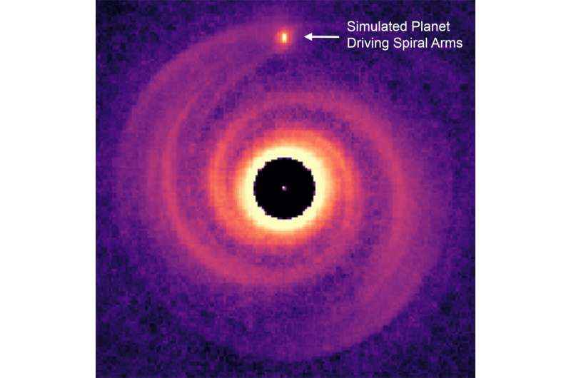 Gökbilimciler, yıldızının etrafındaki sarmal kollardan sorumlu zor gezegen keşfetti