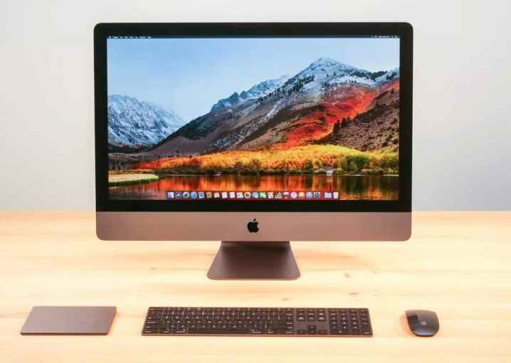 Ekranda macOS High Sierra masaüstü ile masa üzerinde bir Apple iMac Pro.